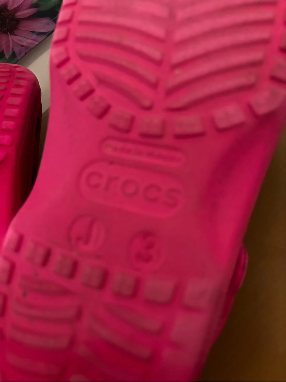 CROCS Kids Classic Clog in Bright Pink